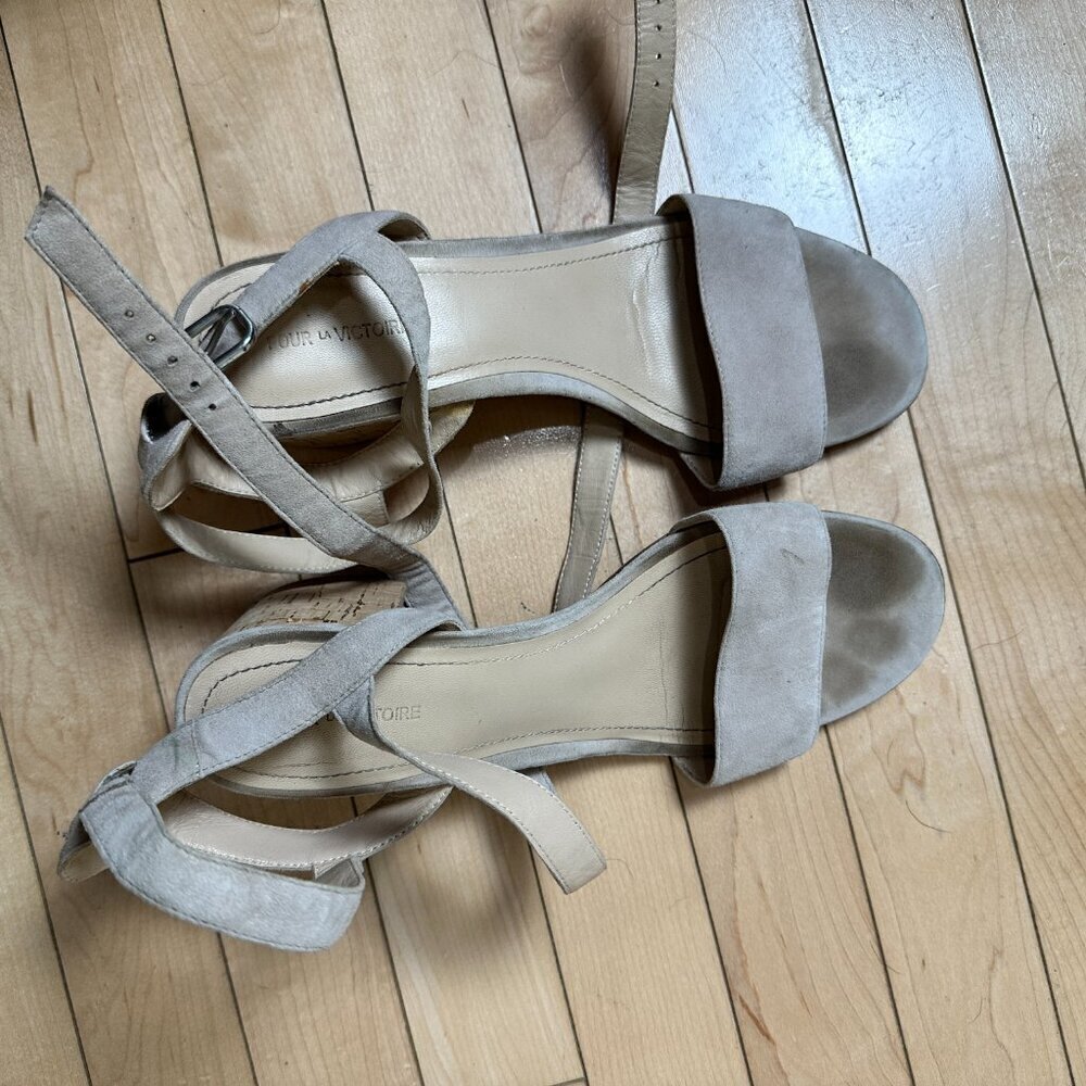 POUR LA VICTOIRE Wrap Up Suede Neutral Nude Sandals Cork Heels Size 8.5 - Picture 16 of 16